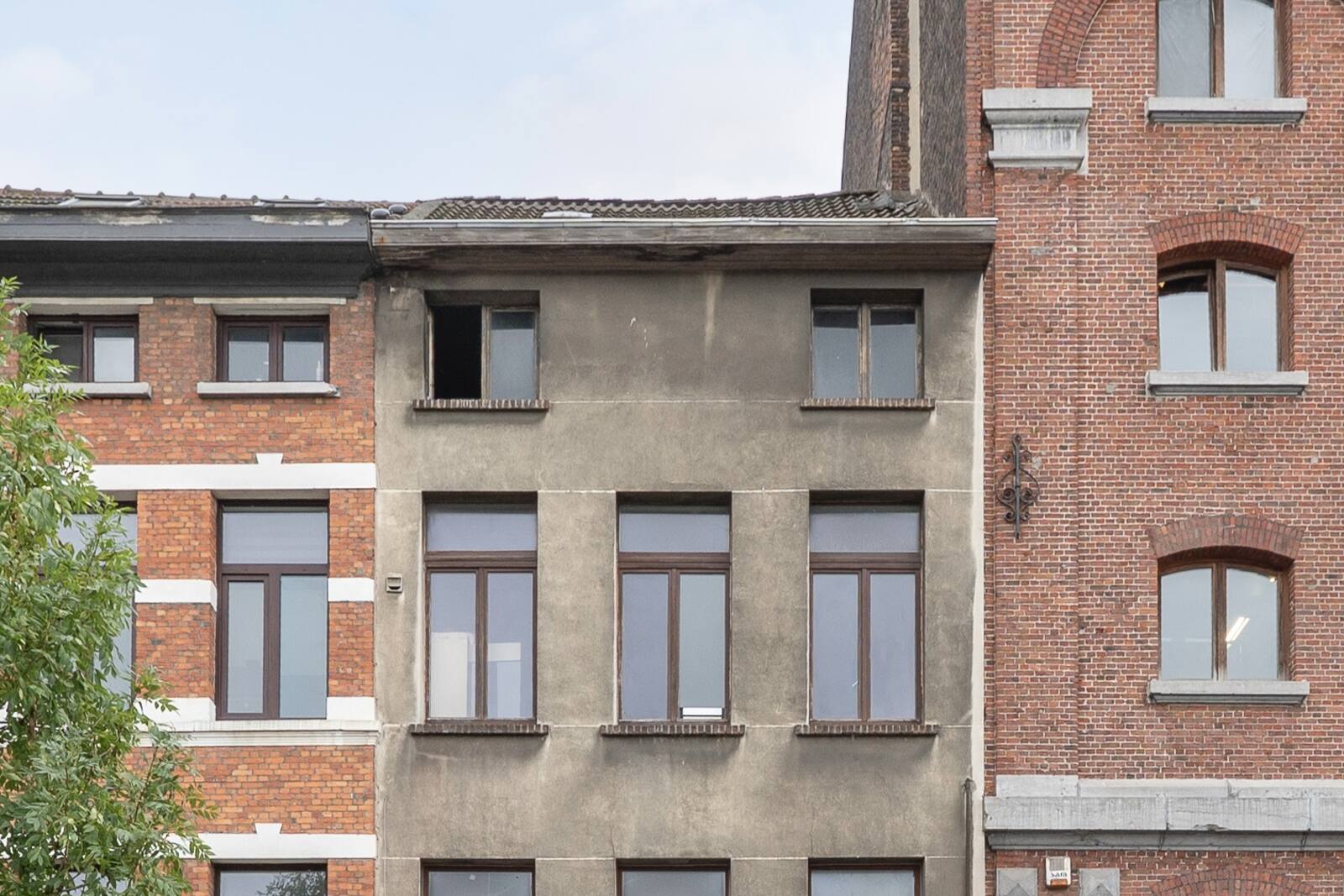 Gevel van een te renoveren pand in Antwerpen voor aanvang van de werken